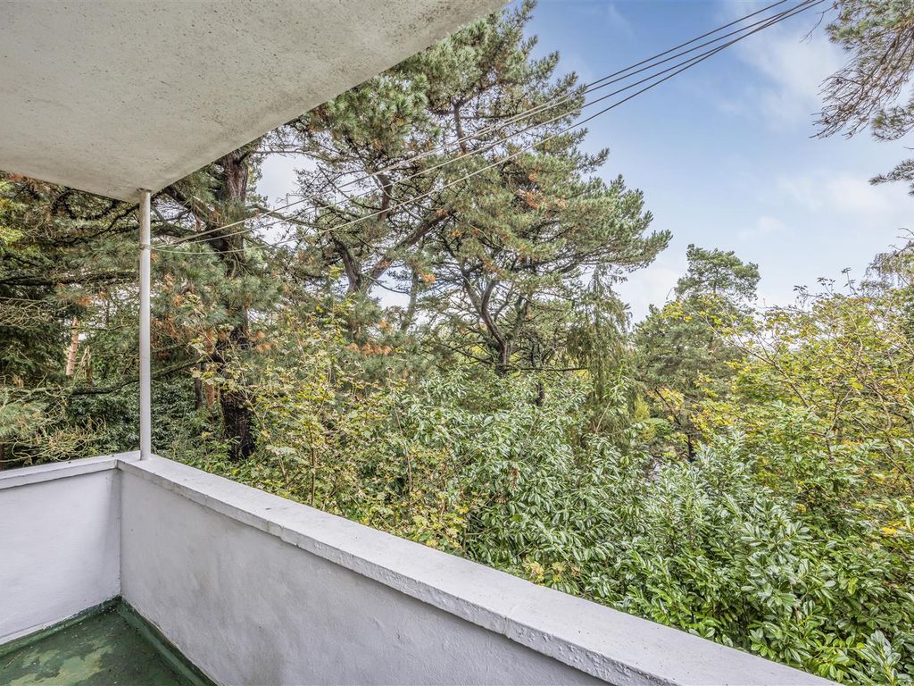 2 bed flat for sale in Redhill Drive, Bournemouth BH10, £200,000 Zoopla