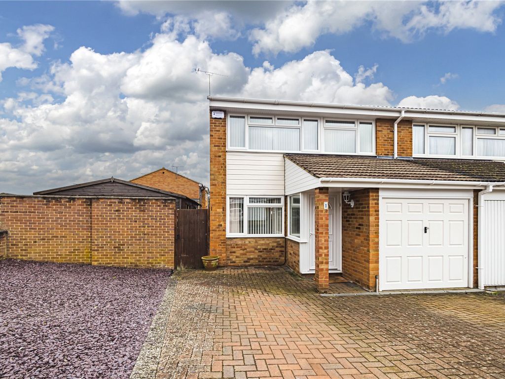 3 bed end terrace house for sale in Burns Drive, Woodhall Farm, Hemel
