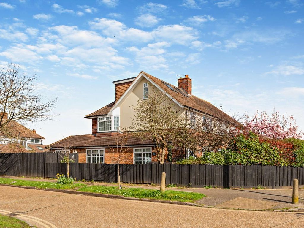 4 bed semidetached house for sale in Windsor Drive, Ashford TW15, £