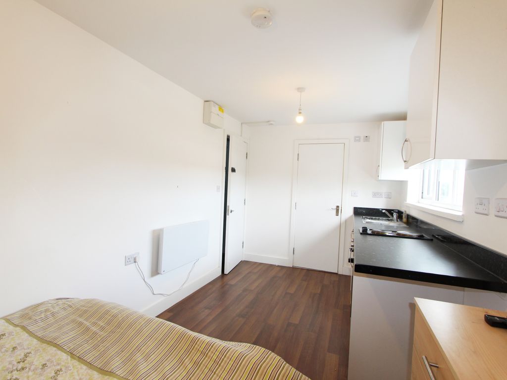 Studio to rent in Woodville Gardens, London NW11, £950 pcm Zoopla