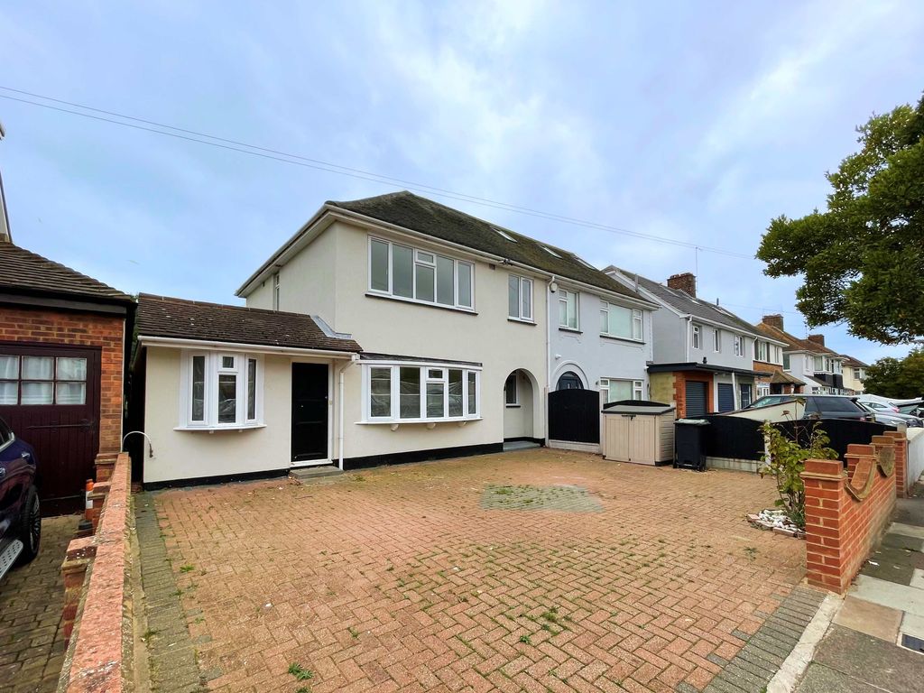 5 bed semidetached house to rent in Ulster Avenue, Shoeburyness