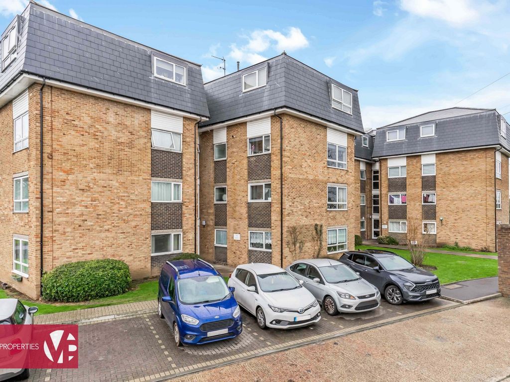 2 bed flat for sale in Lampits, Hoddesdon EN11, £279,995 Zoopla