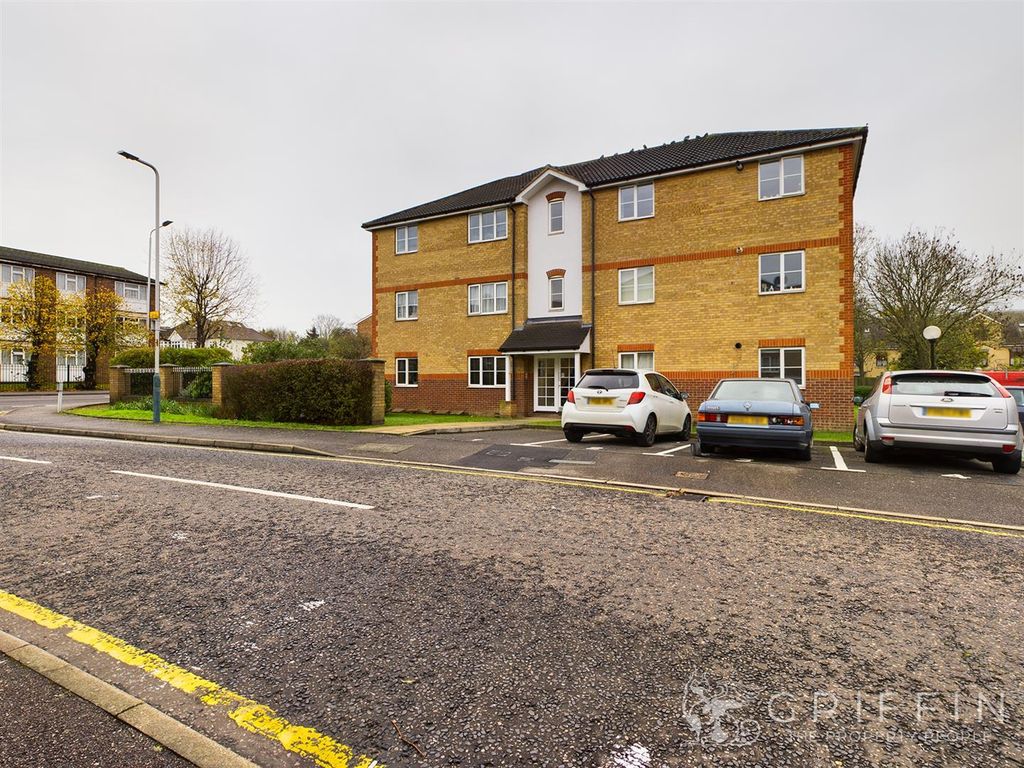 2 bed flat for sale in South Street, Romford RM1, £270,000 Zoopla