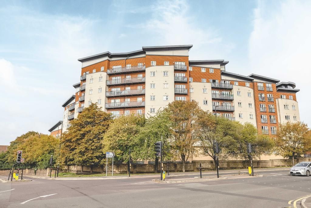 2 bed flat for sale in Aspects Court, Slough SL1, £250,000 Zoopla