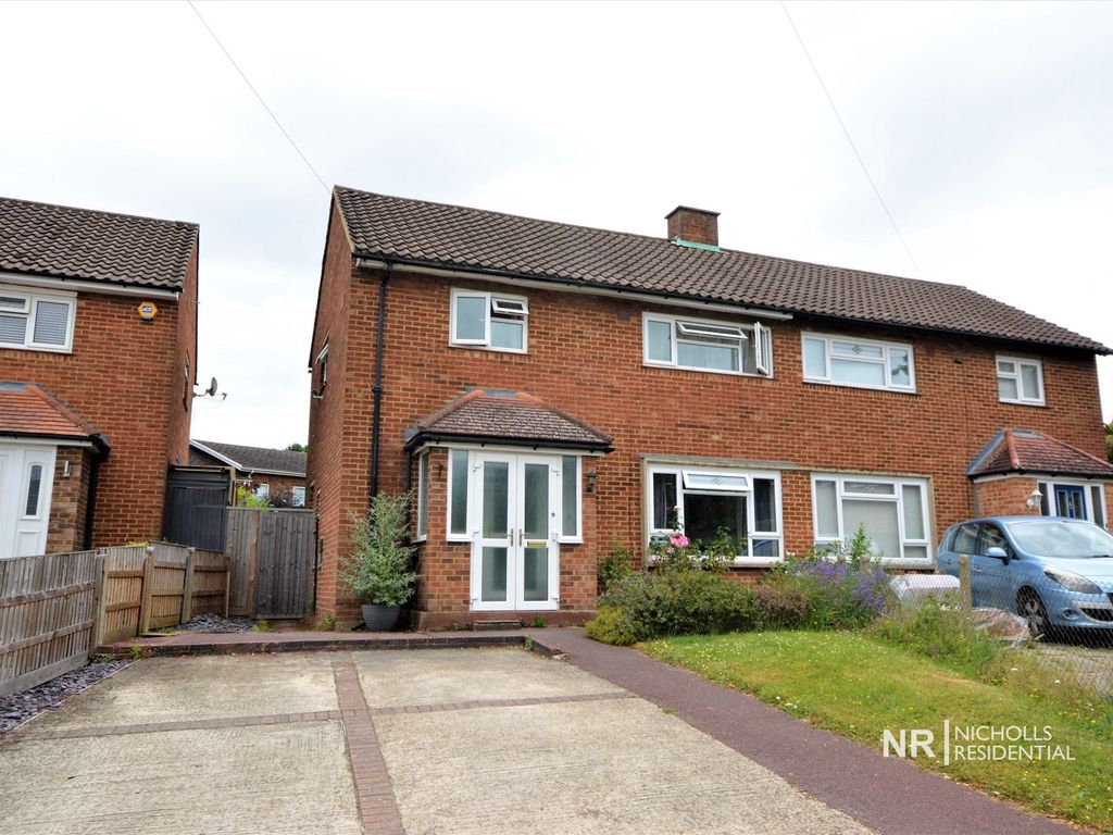 3 bed semidetached house for sale in Selby Close, Chessington, Surrey