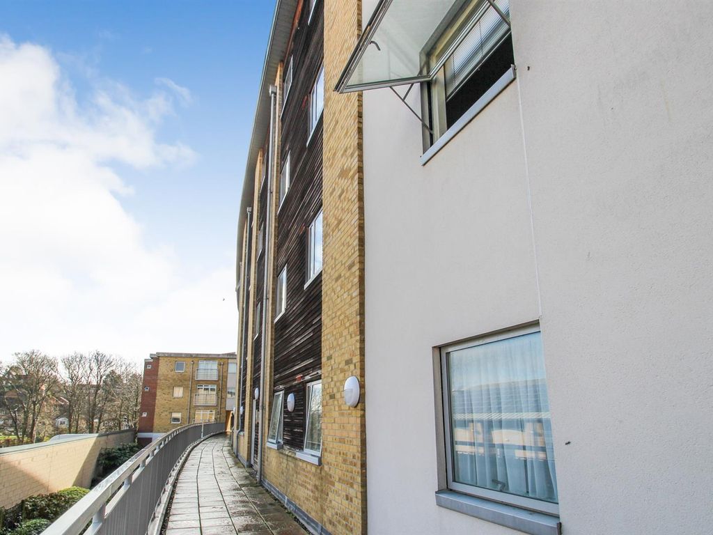 2 bed flat to rent in Kingfisher Meadow, Maidstone ME16, £1,100 pcm