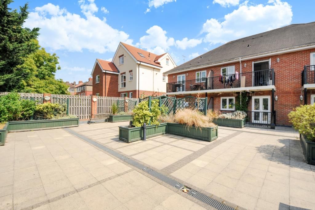 2 bed flat for sale in High Buckinghamshire HP13, £185,000