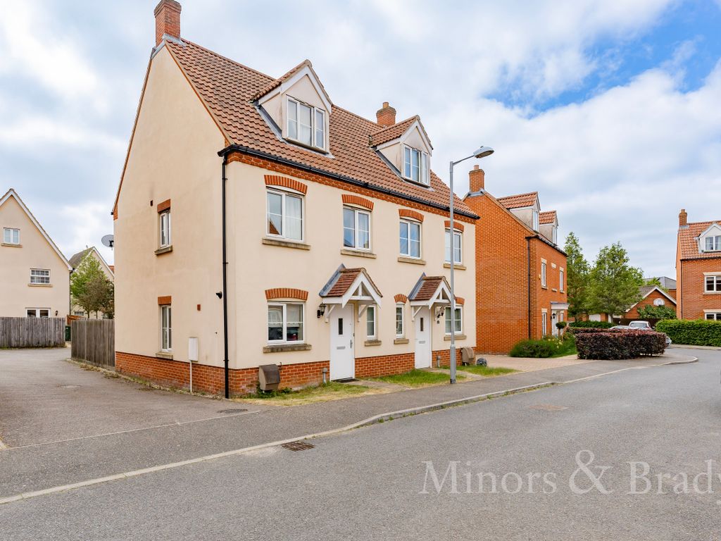 3 bed town house for sale in Peregrine Mews, Cringleford, Norwich NR4