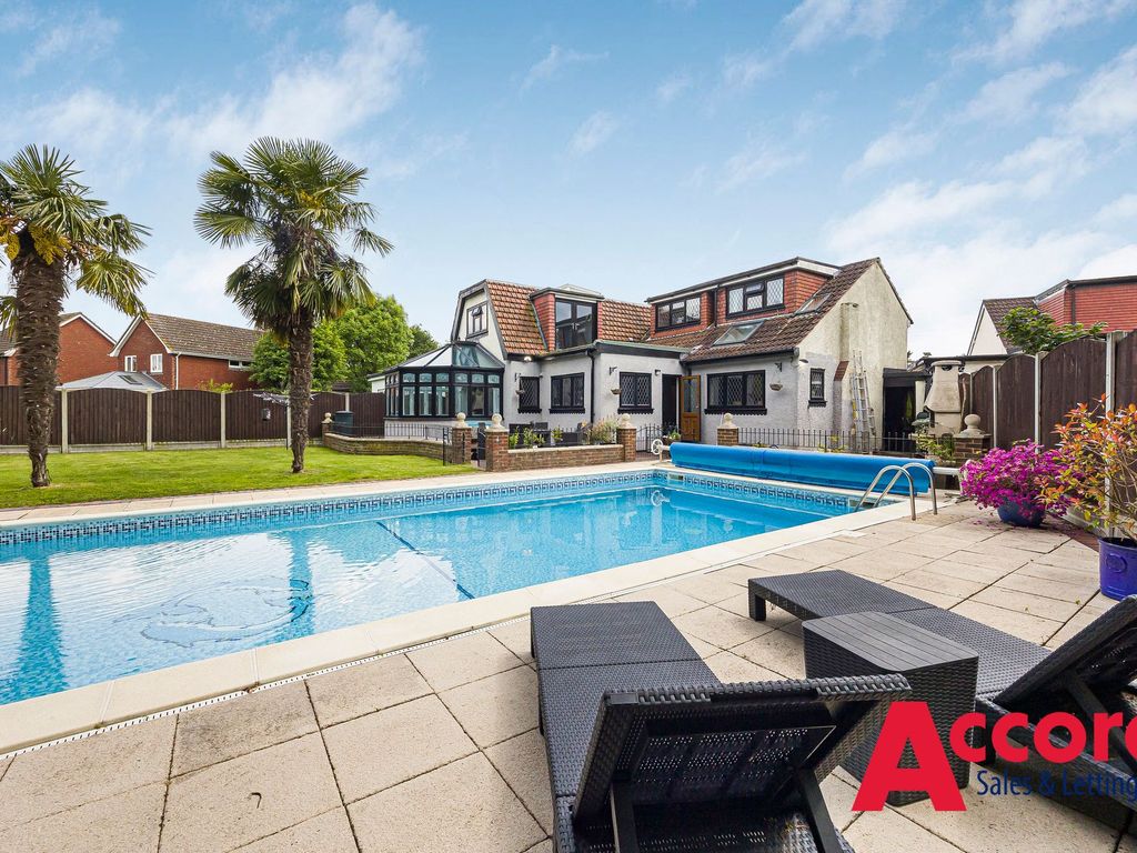 4 bed semidetached house for sale in Greenbanks, Upminster RM14, £