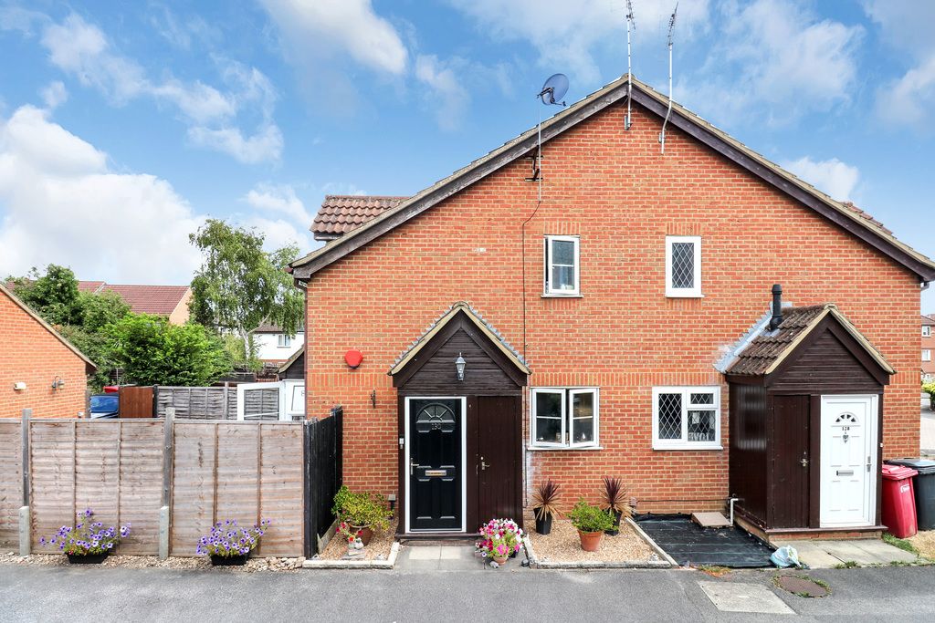 1 bed semidetached house for sale in Littlebrook Avenue, Slough