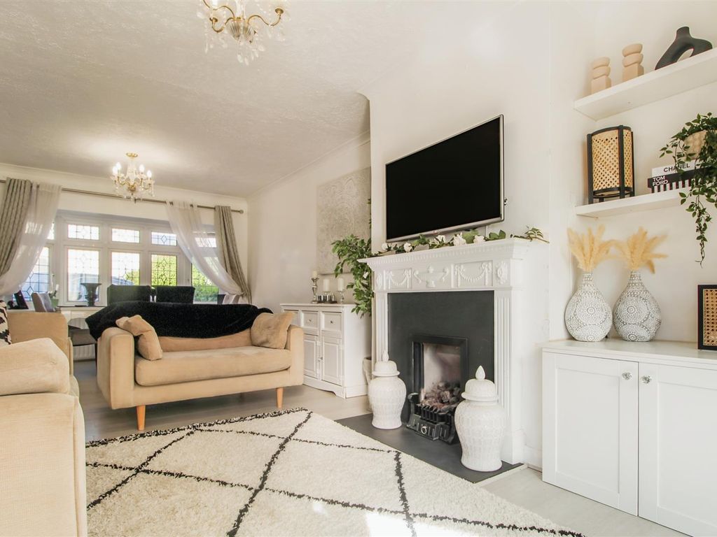 5 bed semidetached house for sale in St. Crescent, Cippenham