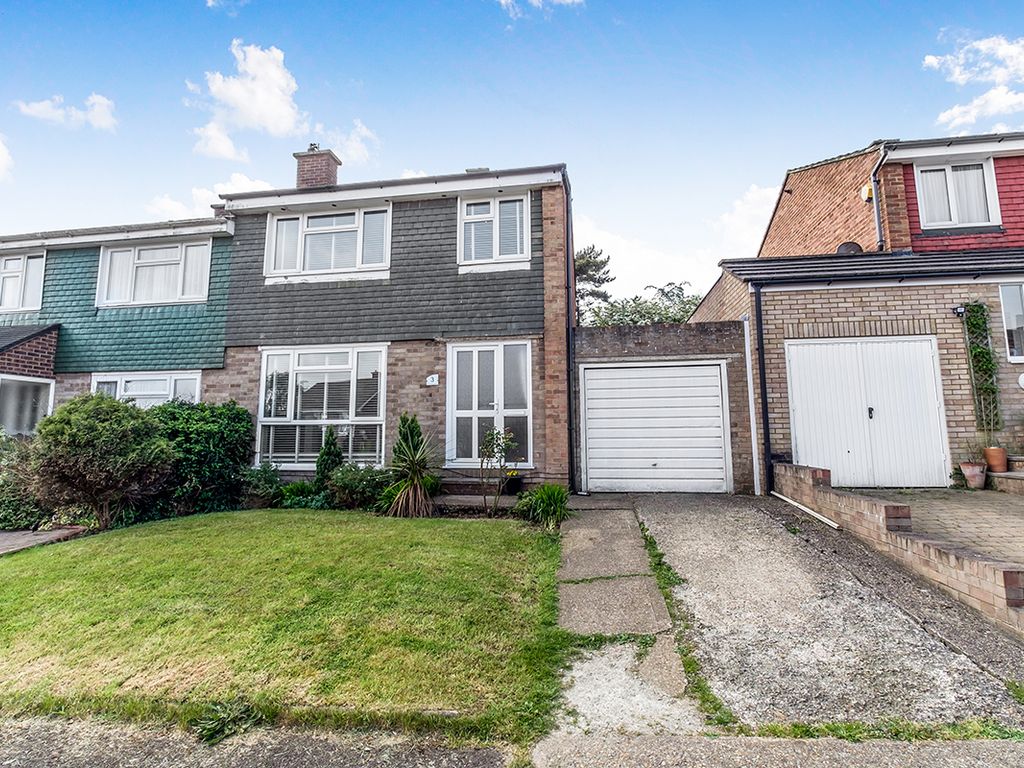 3 bed semidetached house to rent in Little John Avenue, Walderslade
