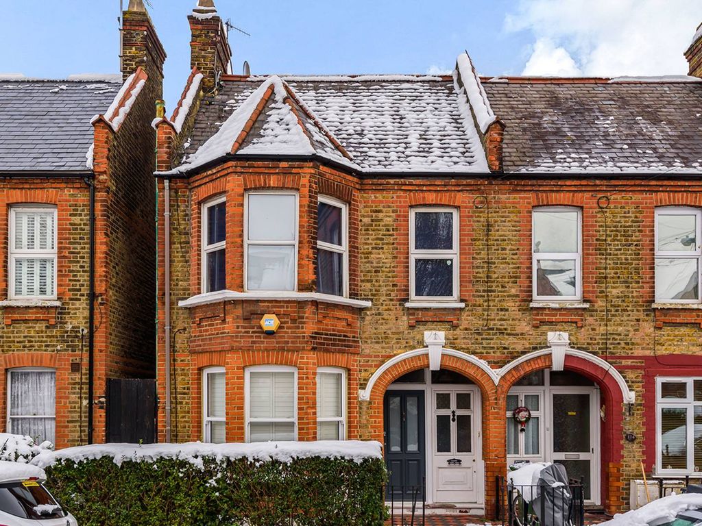 2 bed flat to rent in Fleeming Road, Lloyd Park, London E17, £2,200 pcm