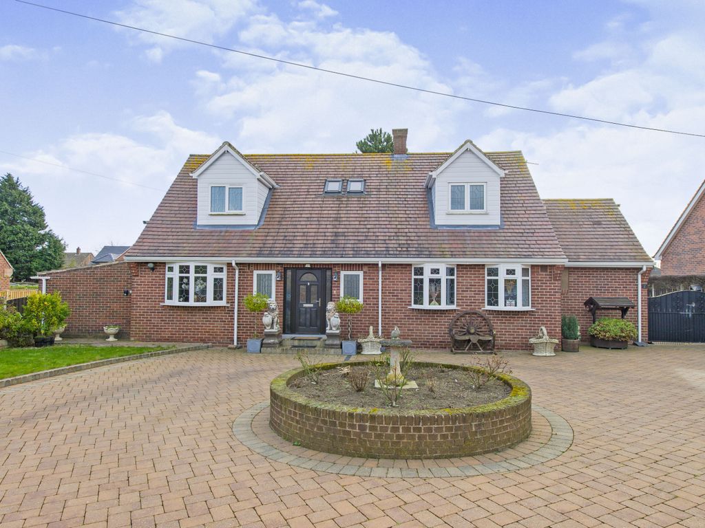 4 bed bungalow for sale in Acacia Drive, Castleford, West Yorkshire