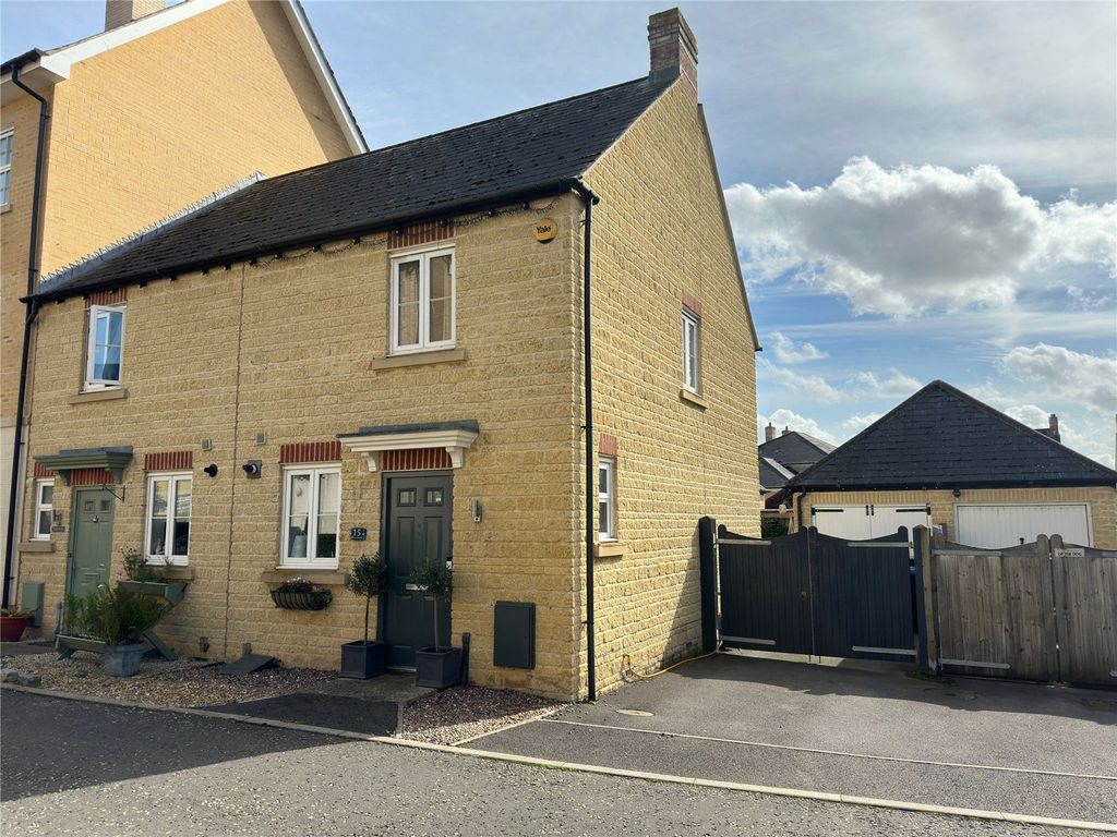 2 bed end terrace house for sale in Flax Crescent, Carterton