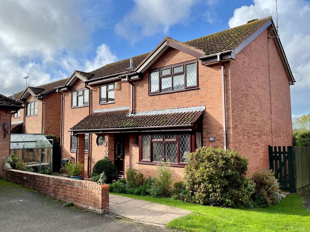 5 bed detached house for sale in Chestnut Leys, Steeple Claydon