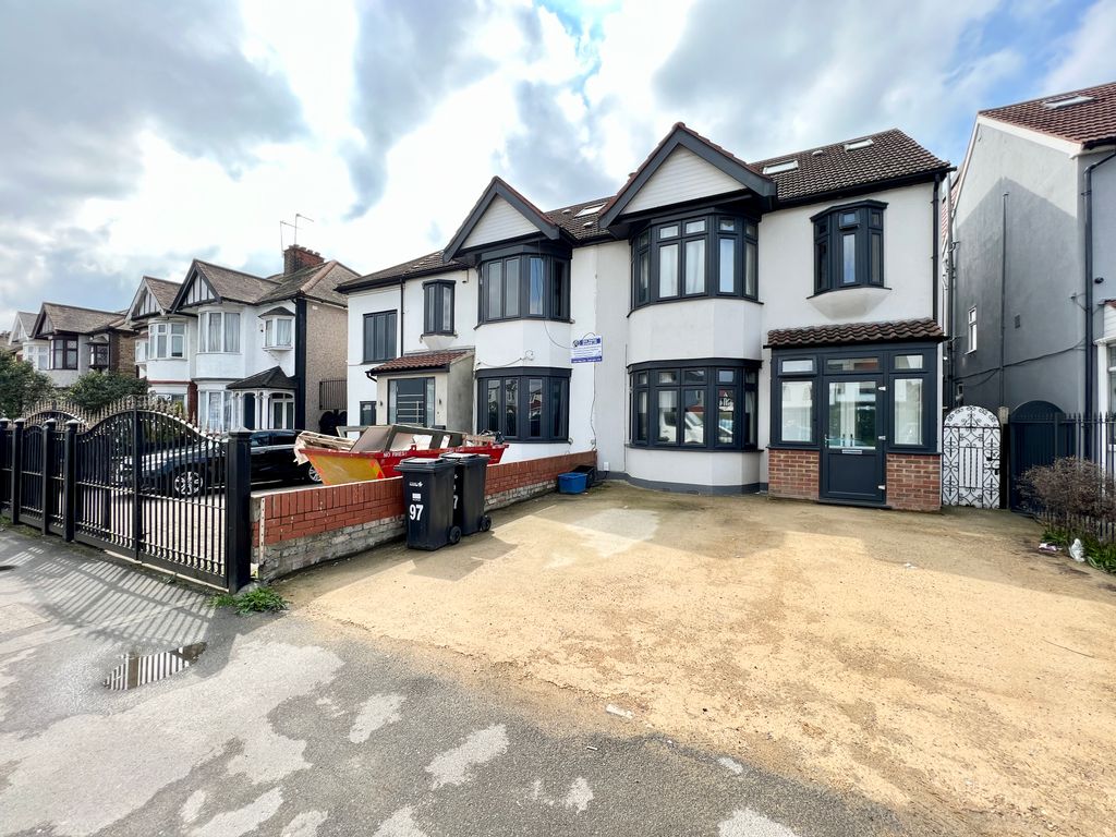 Studio to rent in Woodford Avenue, Ilford IG2, £1,400 pcm Zoopla