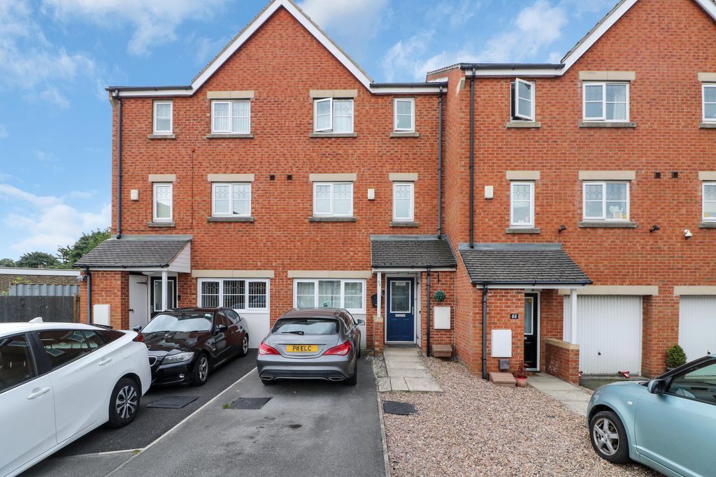 4 bed terraced house for sale in Fern View, Gomersal, Cleckheaton BD19