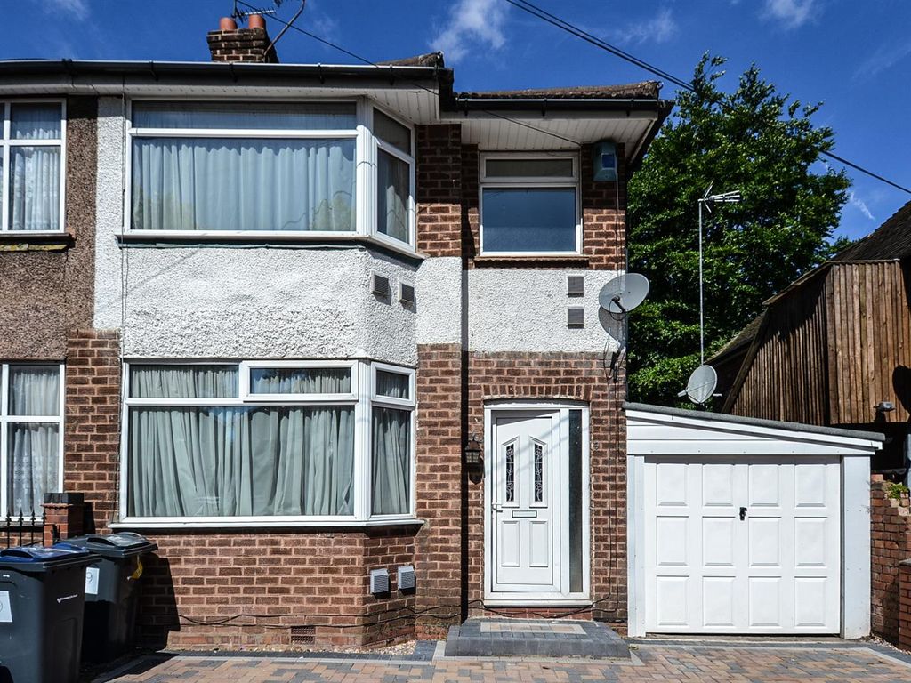 3 bed semidetached house to rent in Sunbury Road, Northfield