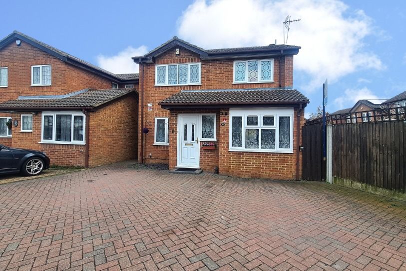 4 bed detached house for sale in Kirby Drive, Luton, Bedfordshire LU3