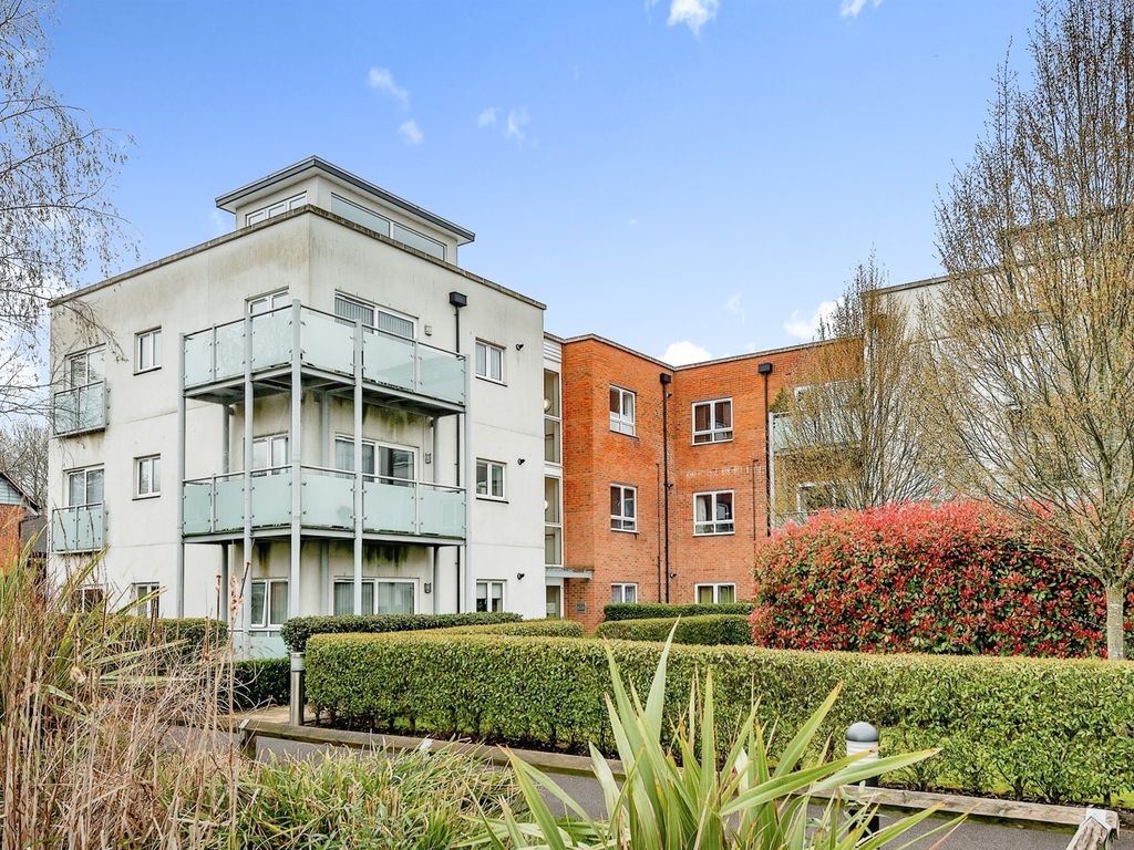2 bed flat for sale in Canalside, Merstham, Redhill RH1 Zoopla