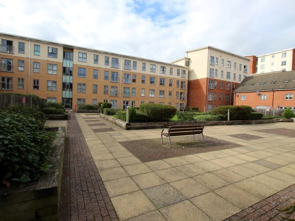 2 bed flat for sale in Englefield House, Moulsford Mews, Reading RG30