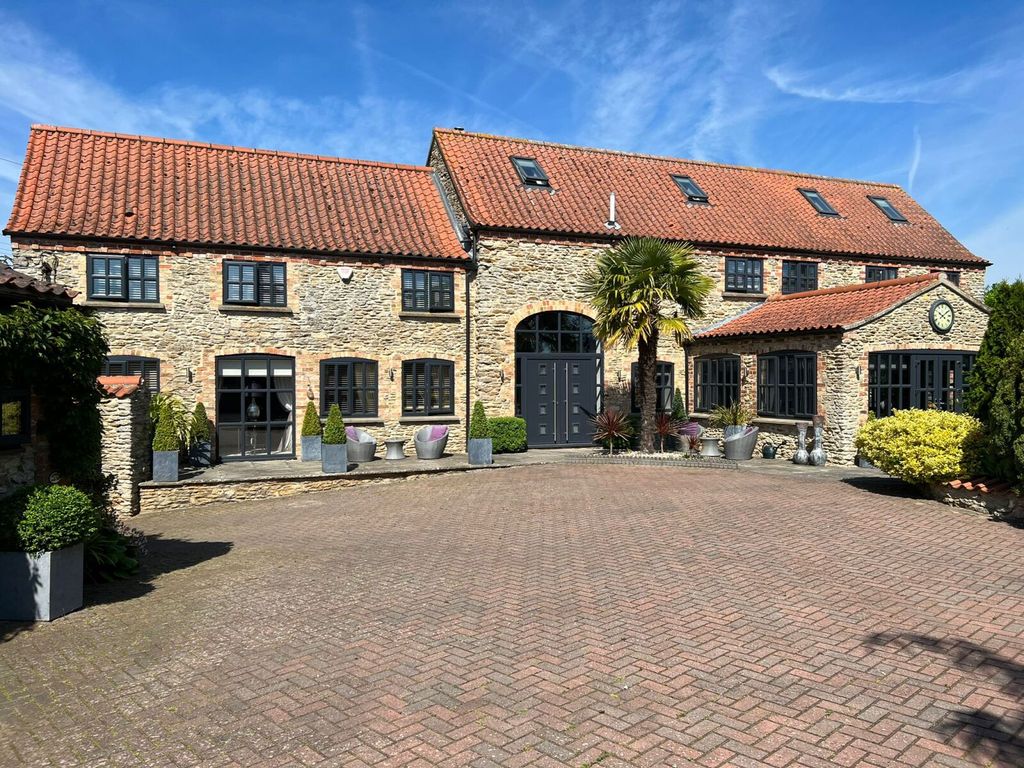 4 bed link detached house for sale in The Byre, Fen Road, OwmbyBy