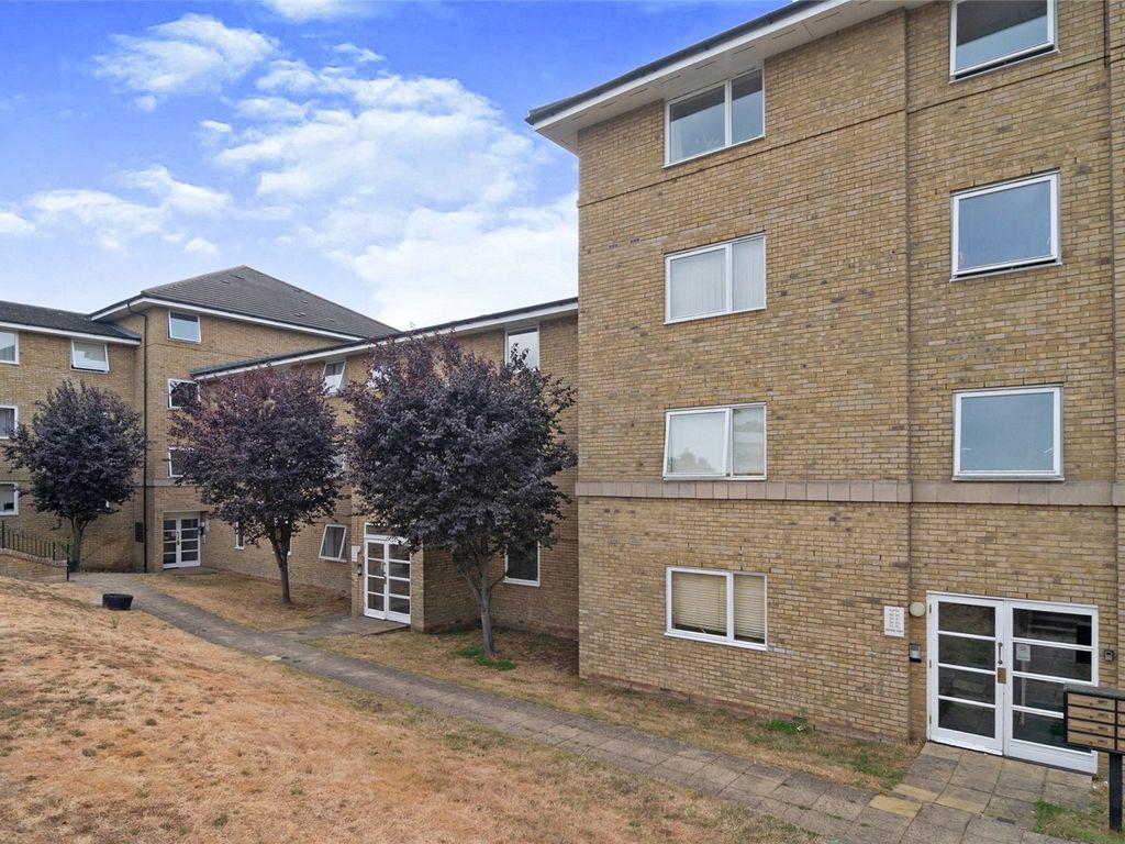 2 bed flat for sale in Kingfisher Heights, Hogg Lane, Grays, Essex RM17