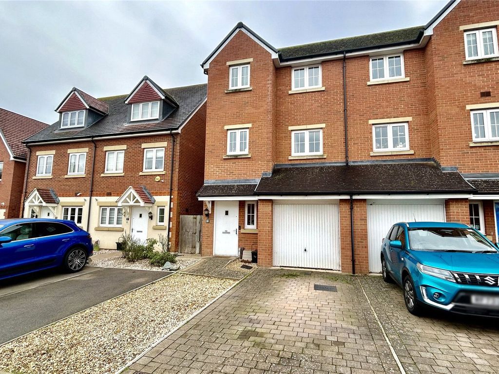 4 bed town house for sale in Barn Owl Drive, Bracknell, Berkshire RG12