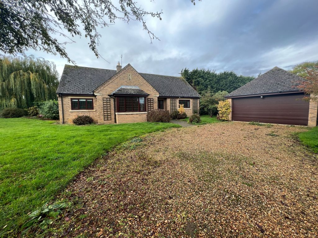 4 bed detached bungalow for sale in Cranford Road, Great Addington