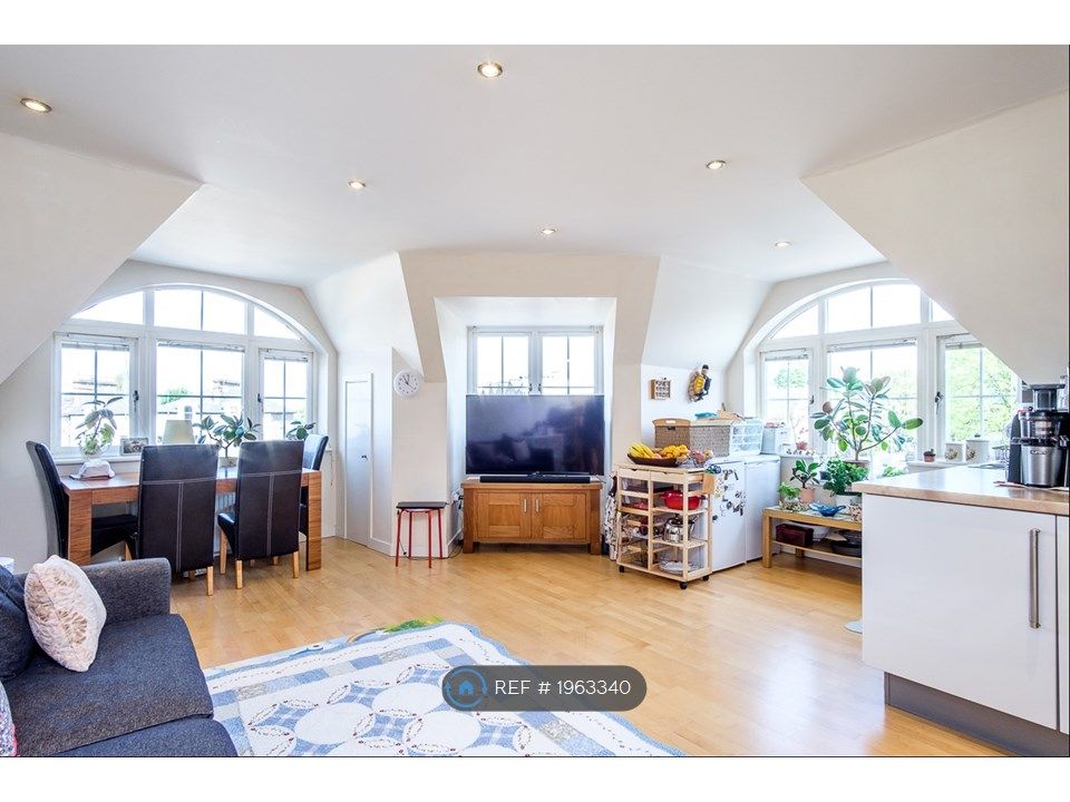 2 bed flat to rent in Burnham Street Kingston + Parking, Kingston KT2