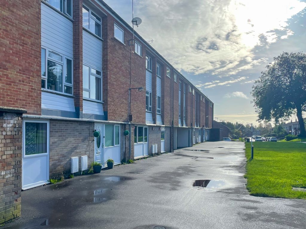 2 bed terraced house for sale in Gerald Square, Alton GU34, £219,950