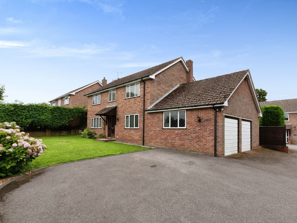 4 bed detached house for sale in Tadley Hill, Tadley, Hampshire RG26, £