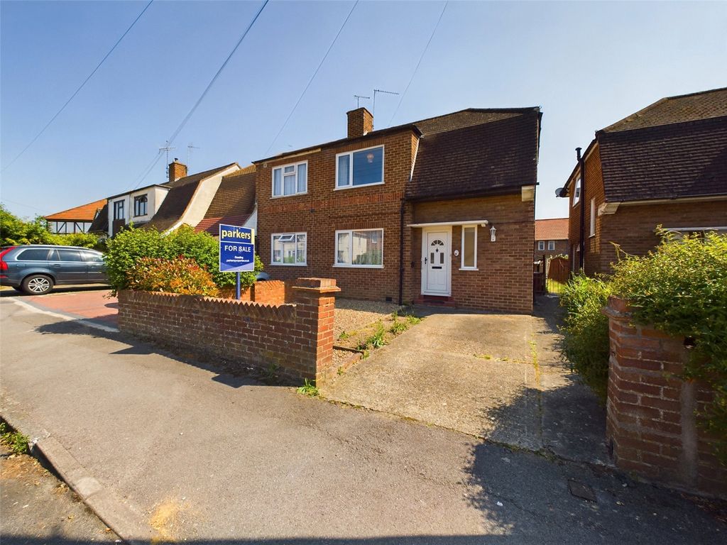 3 bed semidetached house for sale in Meadowcroft Road, Reading