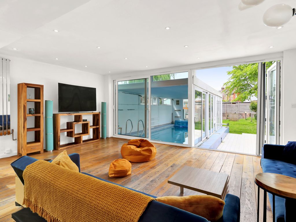 3 bed bungalow to rent in Haliburton Road, Twickenham TW1 Zoopla