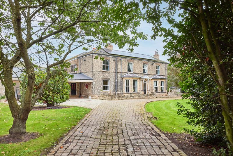7 bed detached house for sale in West Bank, Carlton, Goole DN14, £