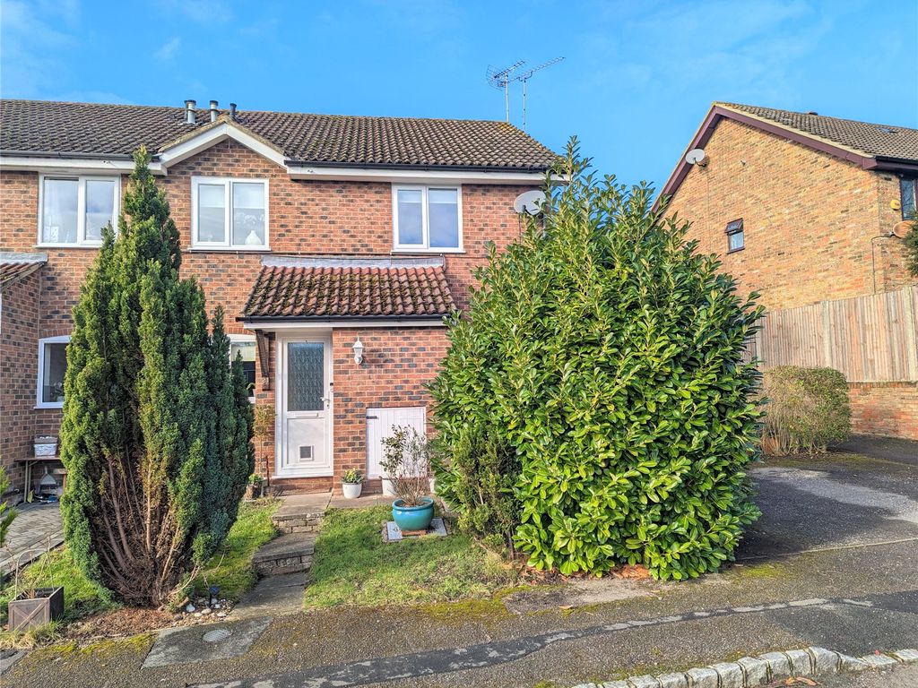 2 bed terraced house for sale in Horsham Road, Owlsmoor, Sandhurst