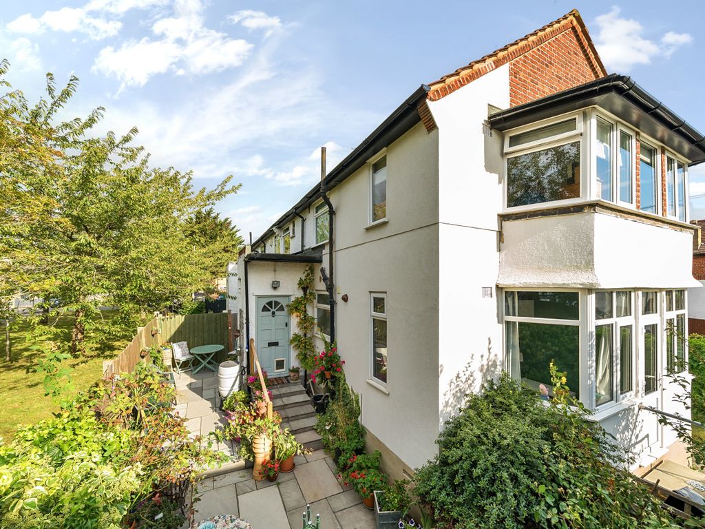 2 bed for sale in Meadow Close, Chislehurst, Kent BR7, £