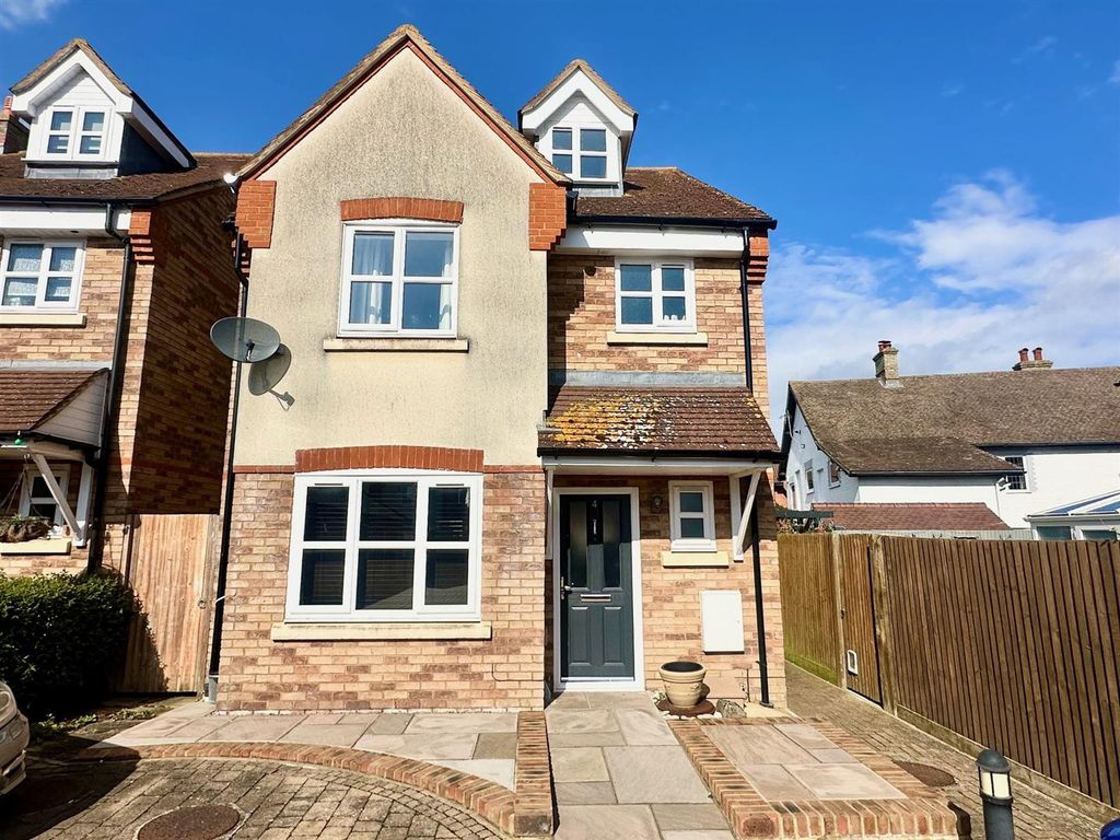 3 bed detached house to rent in Fordham Courtyard, Stotfold, Hitchin