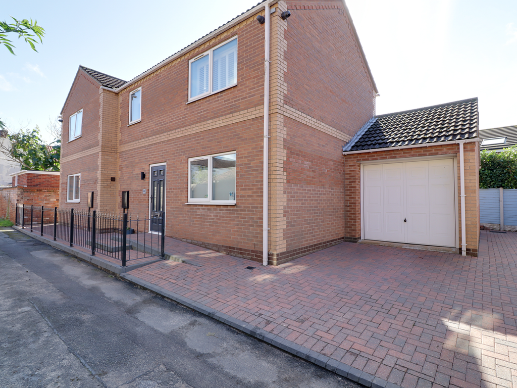 4 bed detached house for sale in Bowling Green Lane, Crowle, Scunthorpe DN17, £350,000 Zoopla