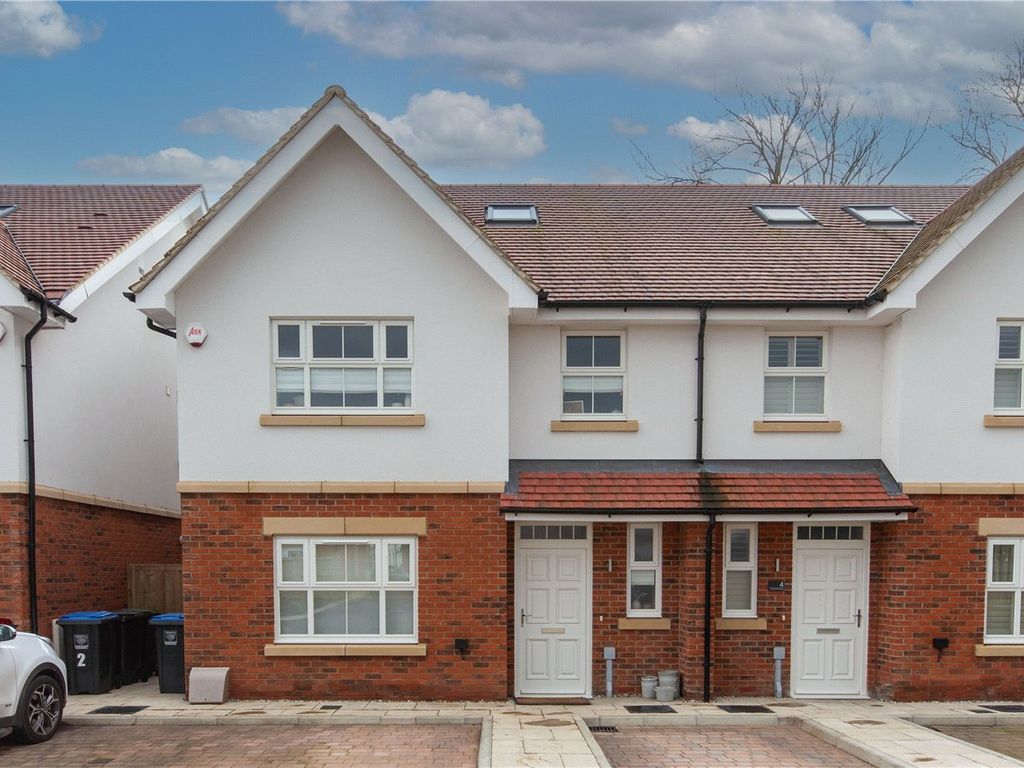 4 bed semidetached house to rent in Rosecroft Close, Bovingdon, Hemel