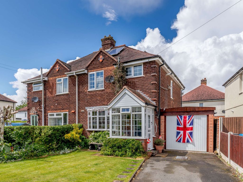 3 bed semi-detached house for sale in dovehouse fields, lichfield, staffordshire ws14