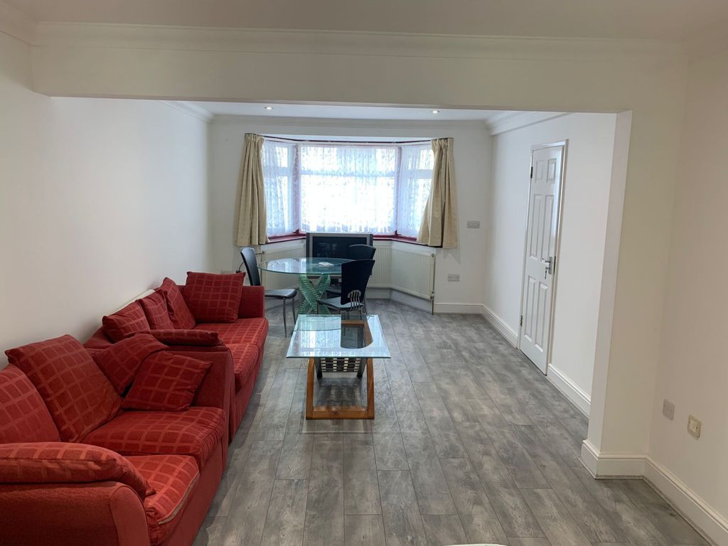 4 bed semidetached house to rent in Buckingham Road, Edgware, Greater