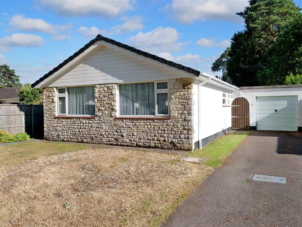 2 bed bungalow for sale in Sarum Avenue, West Moors, Ferndown BH22 Zoopla