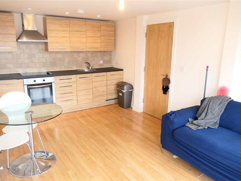 1 bed flat to rent in Bank House, Queen Street, Leeds LS27, £700 pcm