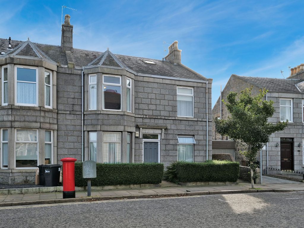 3 bed flat for sale in Desswood Place, The West End, Aberdeen AB25, £