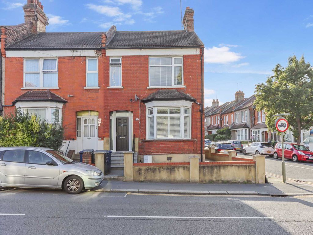 3 bed end terrace house for sale in Brunswick Park Road, London N11, £