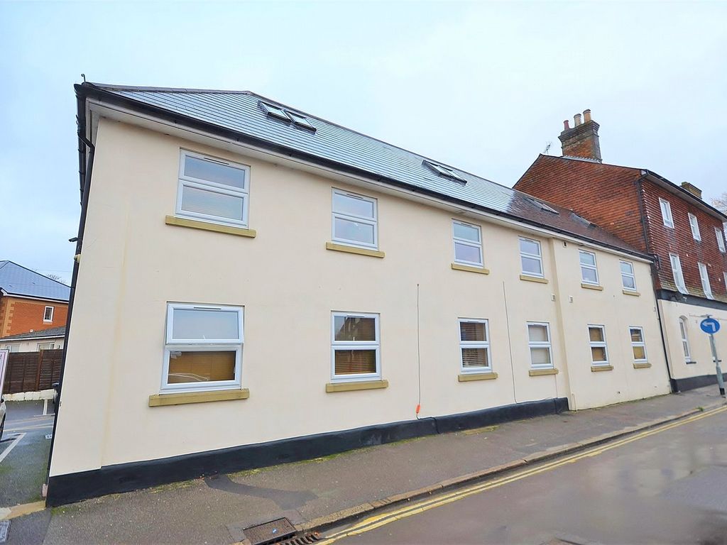 1 bed flat to rent in Victoria Road, Aldershot, Hampshire GU11, £750