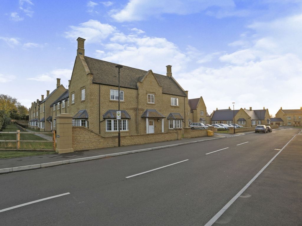 2 bed flat for sale in Parsons Gardens, Sargent Square, Broadway WR12