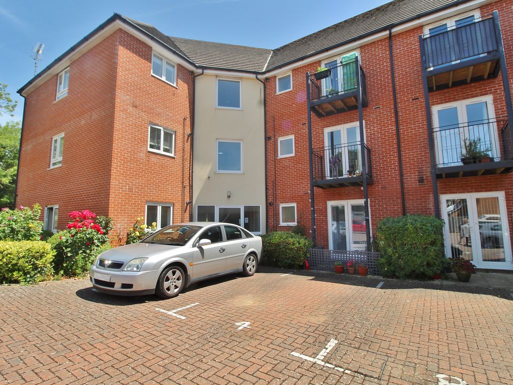 2 bed flat for sale in Freeley Road, Havant PO9, £180,000 Zoopla